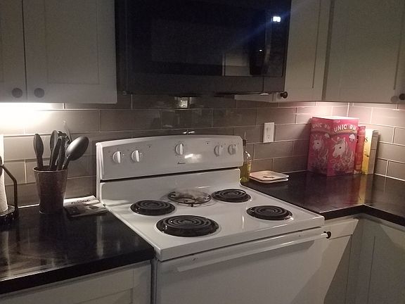 3rd image of 223 Columbia Dr APT 121