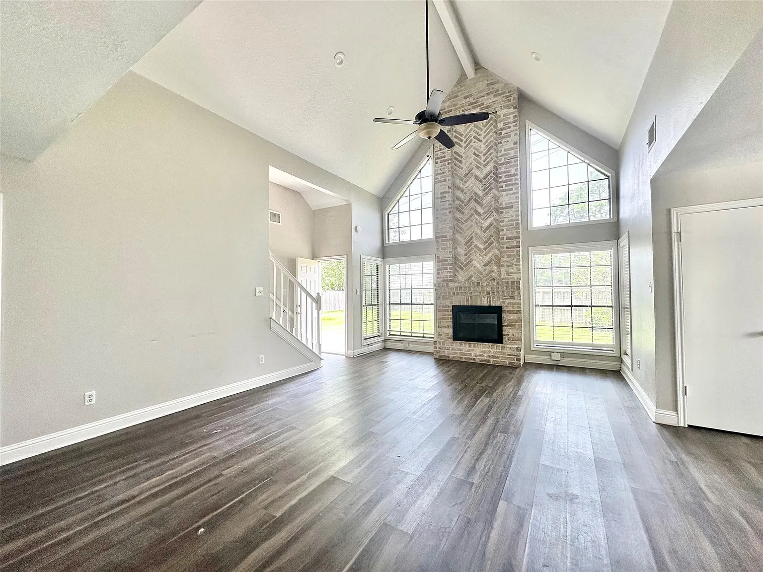 4 bed, 3.0 bath, 2328 sqft, $2,200 — Photo 4