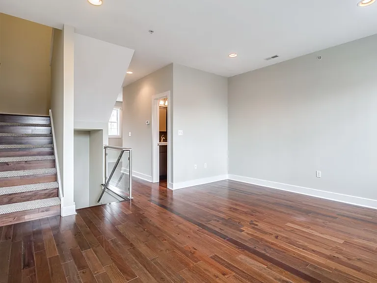 2633 Catharine Street — Photo 9