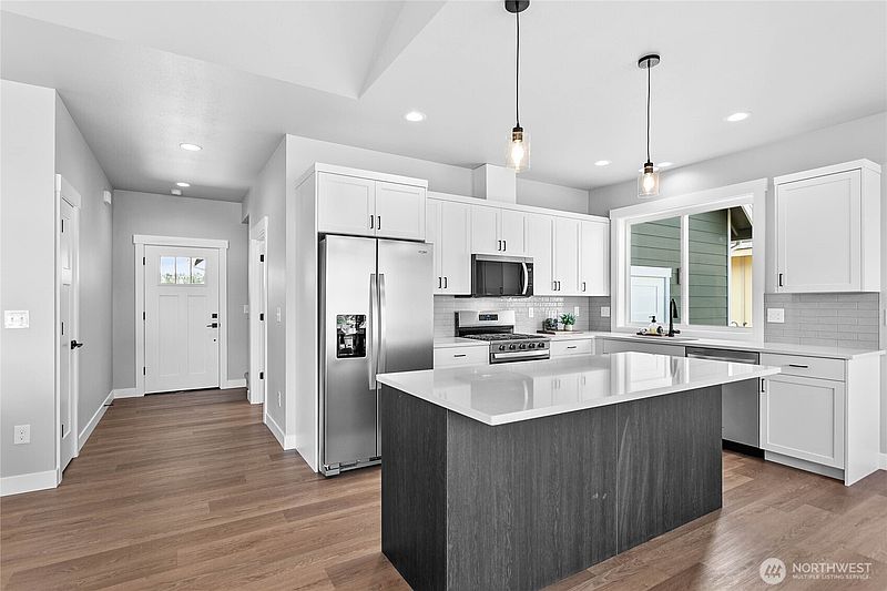 5th image of 320 W 3rd Street