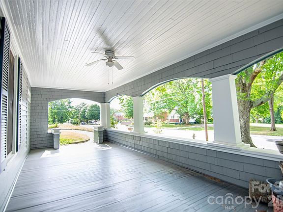2nd image of 600 W Warren St
