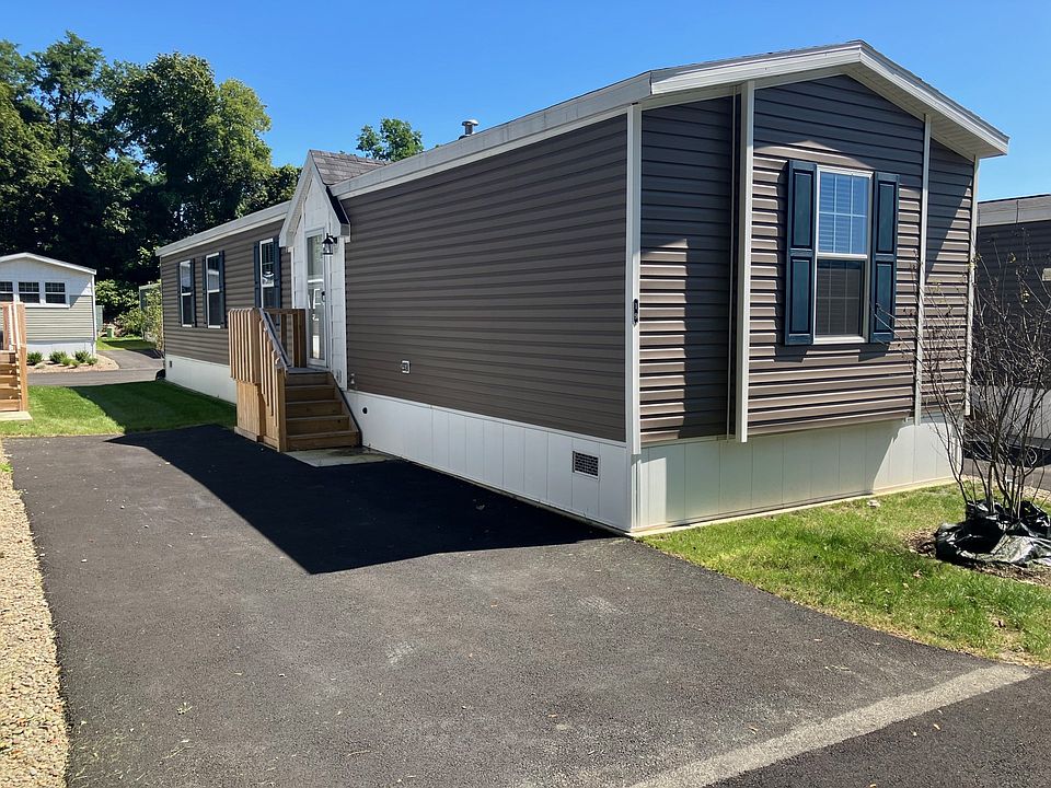 1st image of 15 Leeward Ln