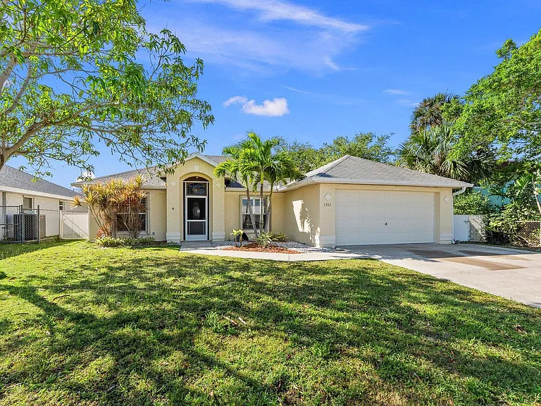 1301 Carlton Ct — Photo 2