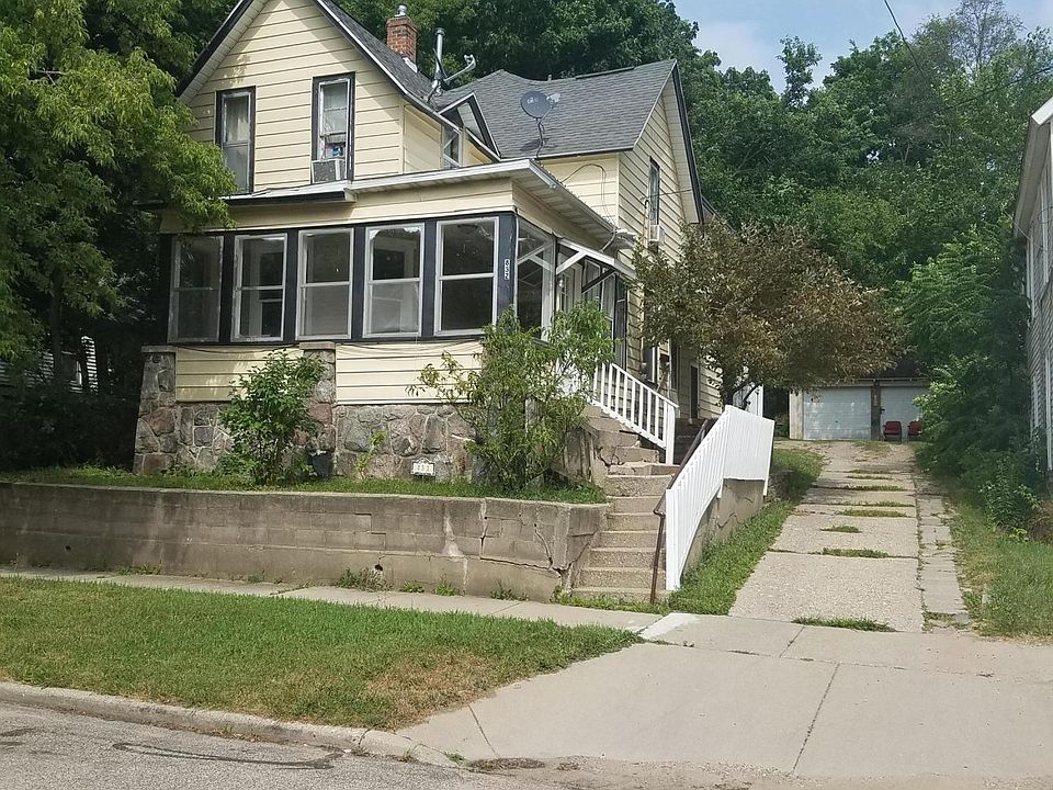 1st image of 832 Prospect Ave NE