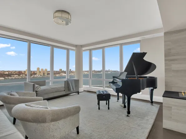 50 Riverside Boulevard 28A image 2 of 16