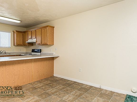 5th image of 707 N 195 W