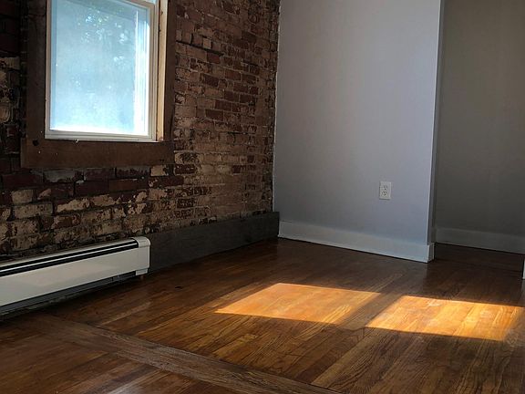 Exposed brick in one of the BRs