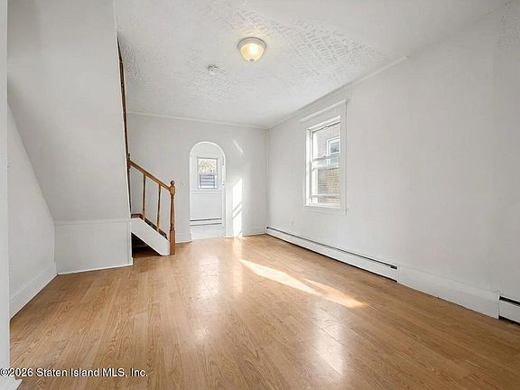 4th image of 883 Manor Rd #1