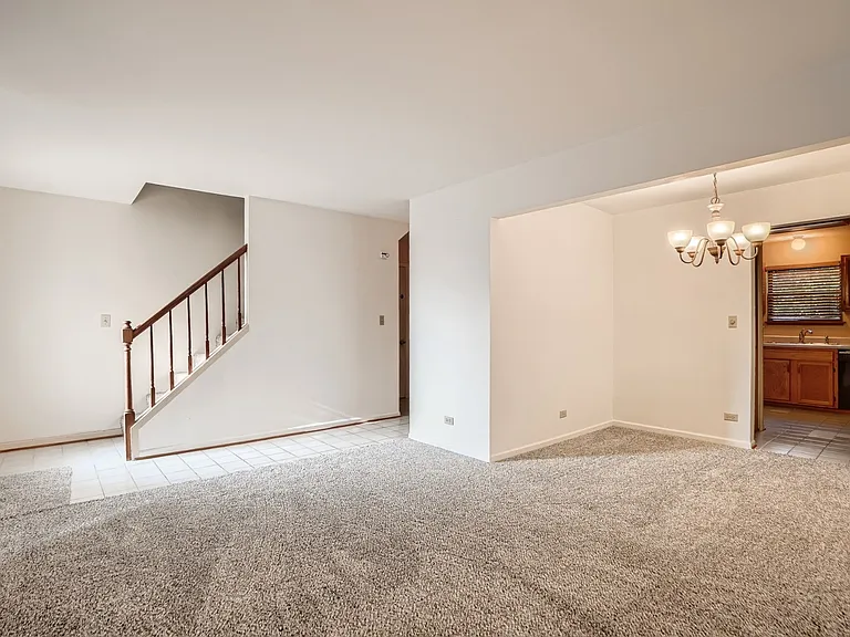 2065 Evergreen Ln — Photo 2