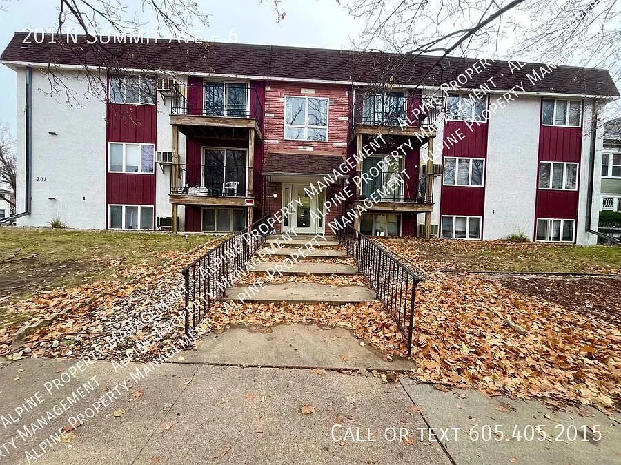 Extremely Spacious 1 Bedroom Apartment Near Downtown!! — Photo 3