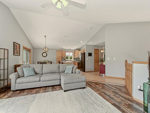 5th image of 657 S Pointe Ct SW
