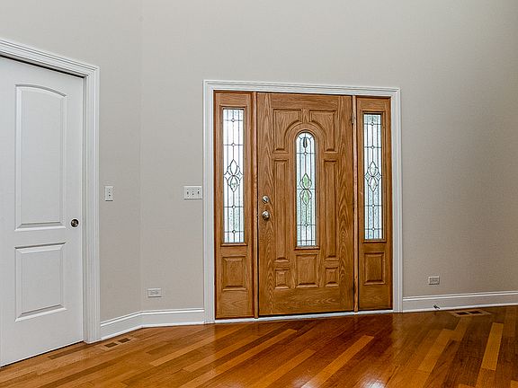 3rd image of 831 N Yale Ave