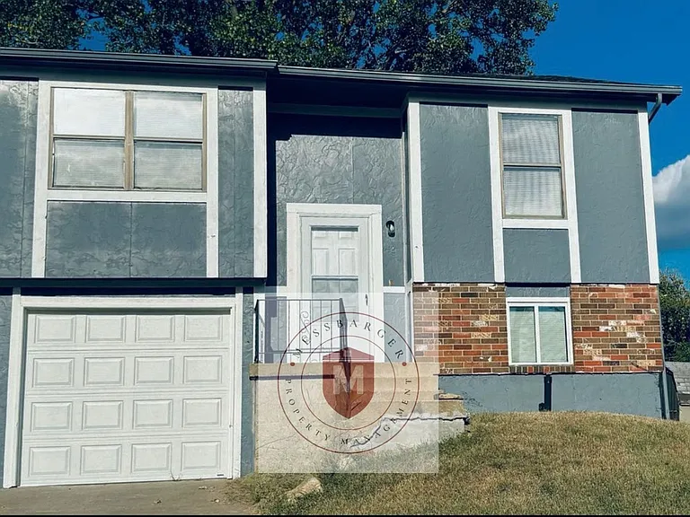 425 Castle Dr — Photo 2