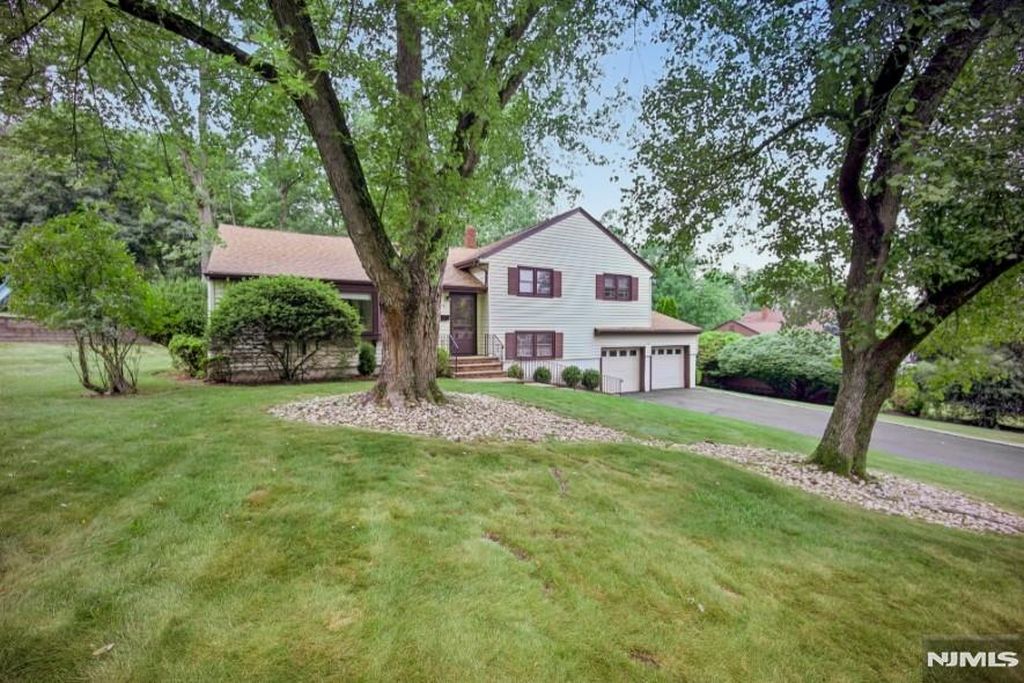 19 Bear Brook Ln, Livingston, NJ - View 2