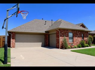 3212 Cedar Valley Rd, Moore, OK 73170