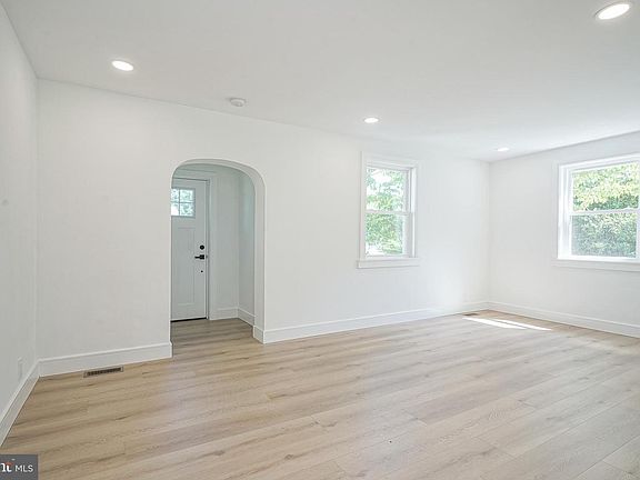 3rd image of 2324 Almira Ave