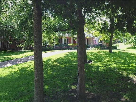 3rd image of 101 Oak Forest Ln