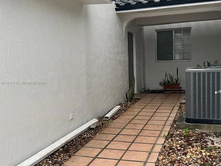7502 NW 175th St #7502 — Photo 2