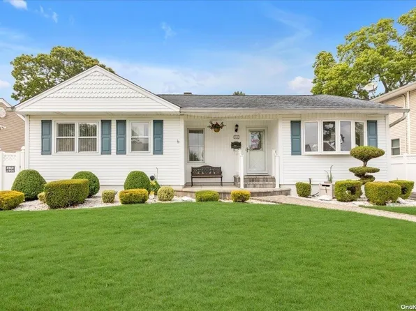 702 Carlyle Avenue, Franklin Square, NY 11010