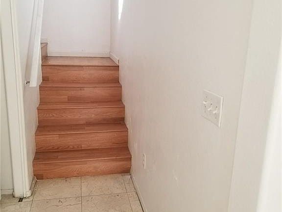 3rd image of 2562 Olay St