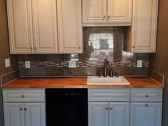 3rd image of 22030 Alger St