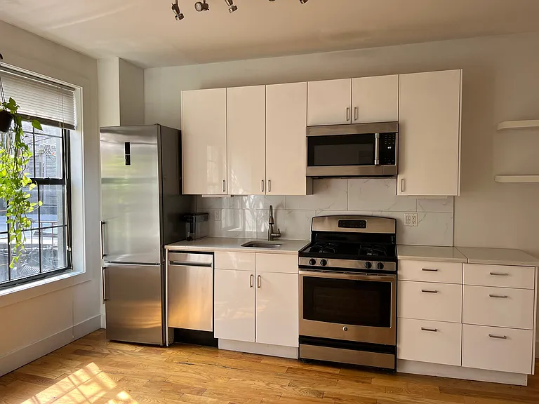 152 Franklin St #2R — Photo 3
