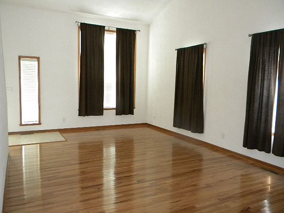 4th image of 3032 Hamlin Dr