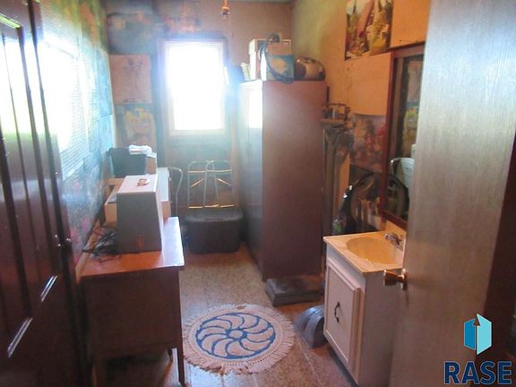 5th image of 440 Main St