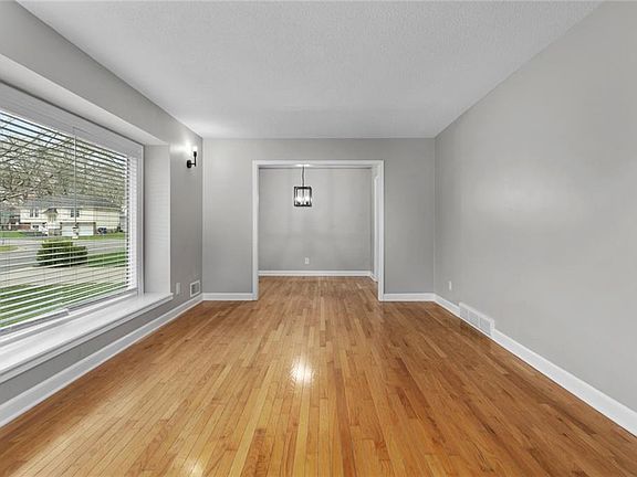 3rd image of 9412 Mullen Rd