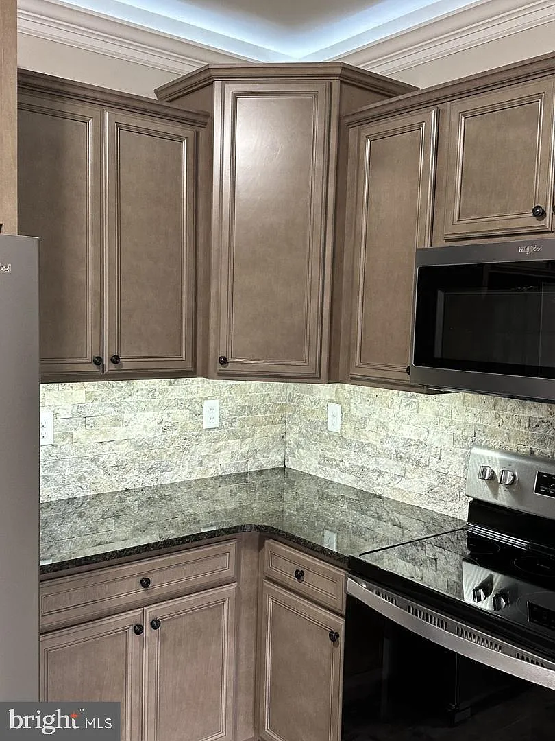 3 bed, 2.5 bath, 1850 sqft, $2,295 — Photo 2
