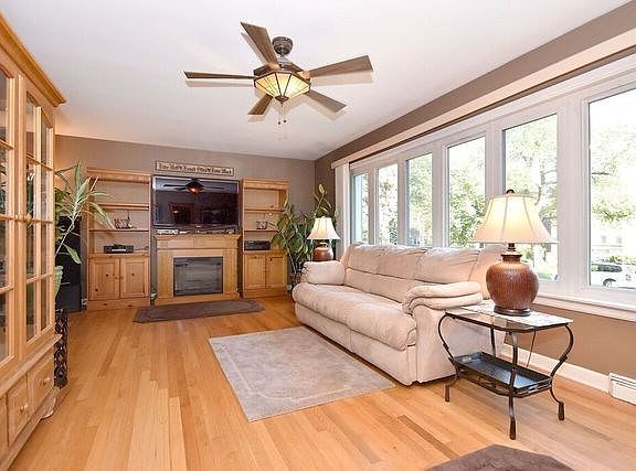 3rd image of 10318 Canterbury St