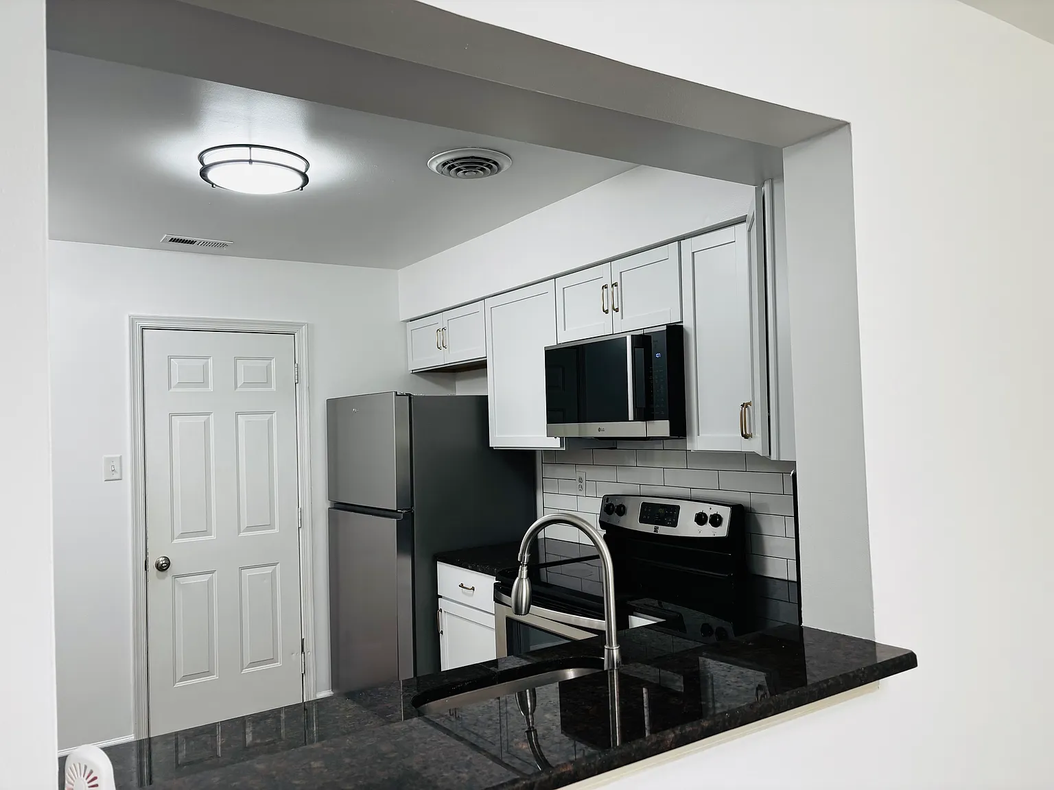 3 bed, 1364 sqft, $2,800 — Photo 3