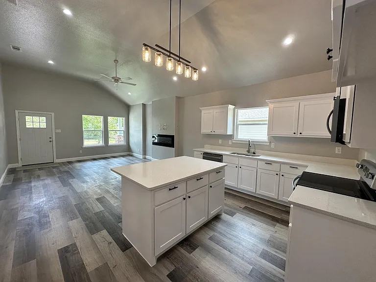 4120 Henderson St — Photo 2