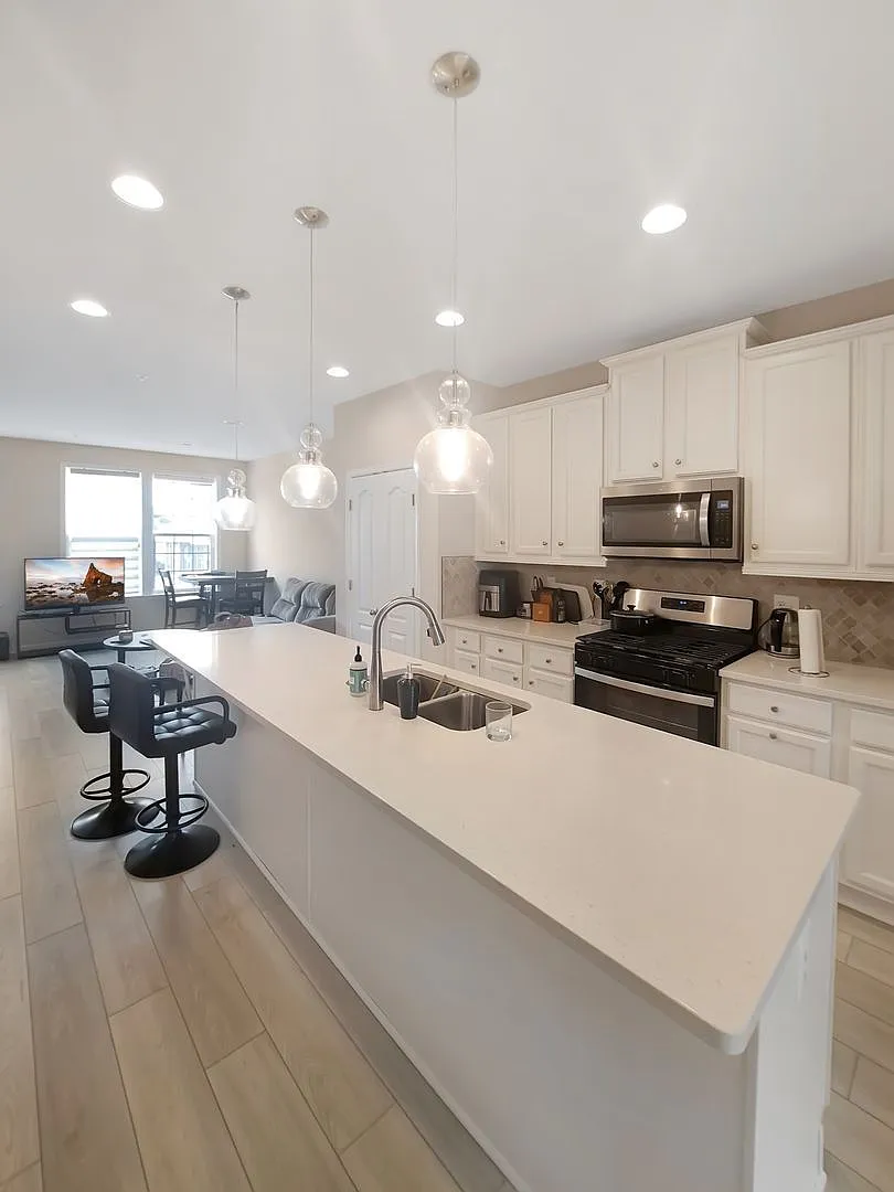 3 bed, 3.5 bath, 1408 sqft, $3,250 — Photo 3