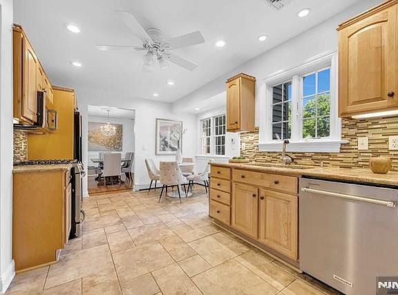 5th image of 356 N Farview Ave
