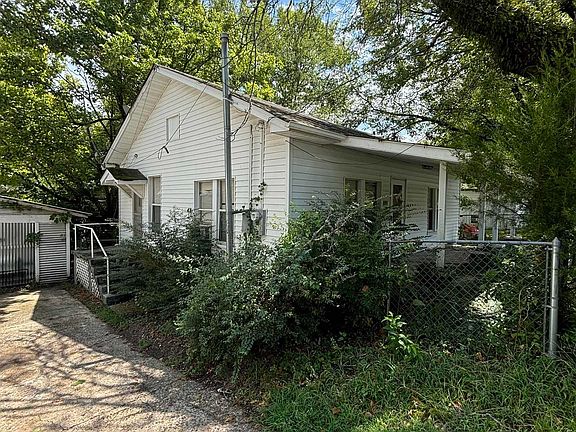 3rd image of 302 Westbrook St