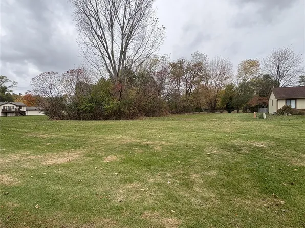 570 Maplewood Ln, Wixom, MI 48393