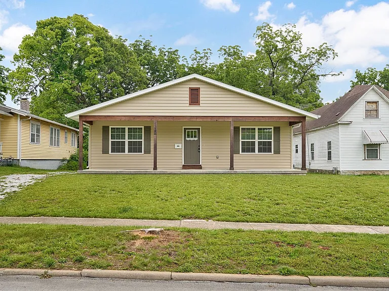 1120 N Clay Ave — Photo 1