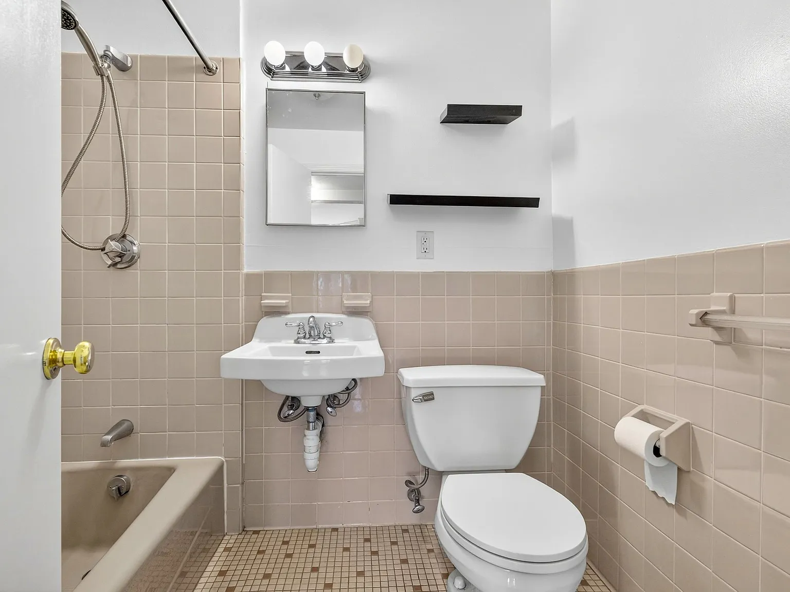 Studio, 450 sqft, $2,600 — Photo 3