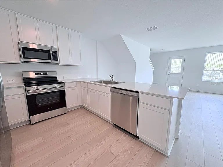 866 Lynx St — Photo 8