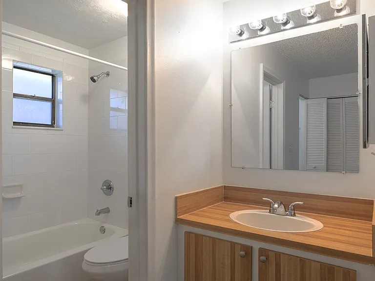 Tennis Villas Apartments — Photo 16