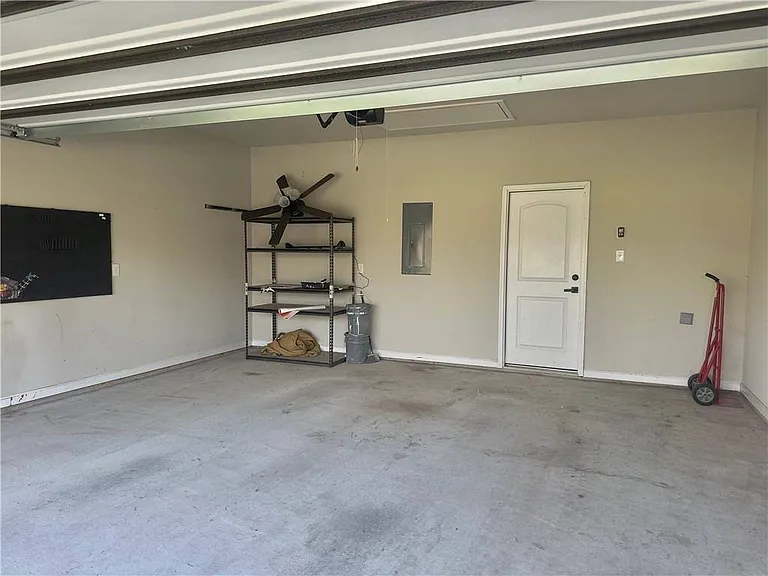 11146 Regency Ave — Photo 10