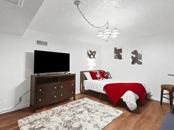 1104 SW Gaines St, Portland, OR