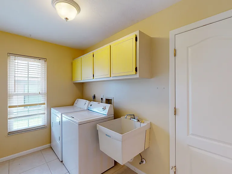 145 SW 54th St — Photo 12