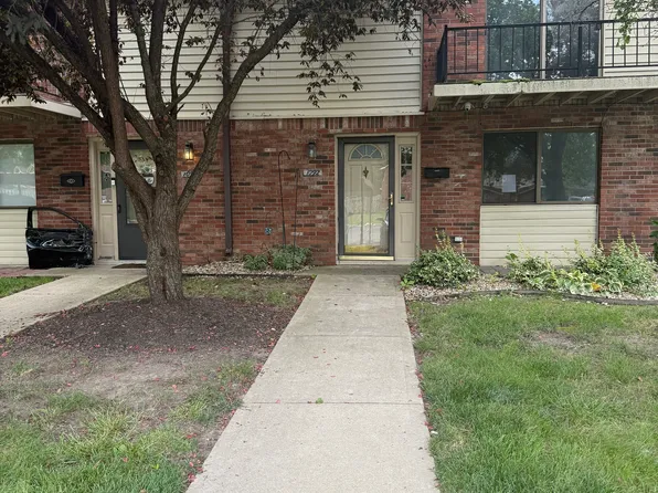 1092 Greenwood Trl W, Greenwood, IN 46142