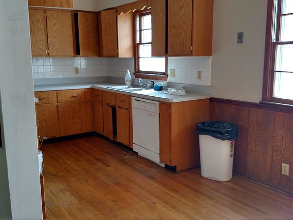 3rd image of 9704 Grand Ave