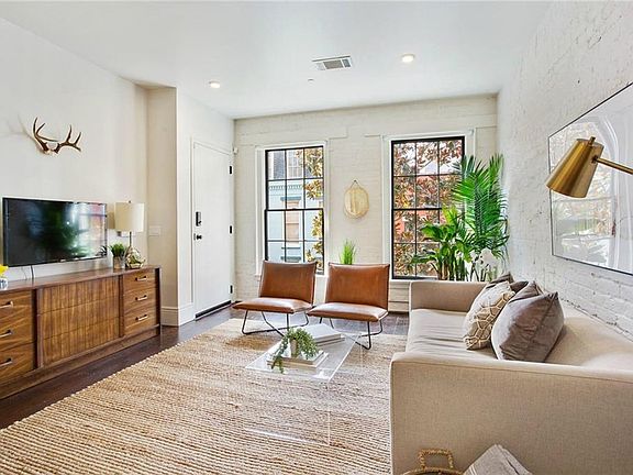 2nd image of 425 Gravier St #301