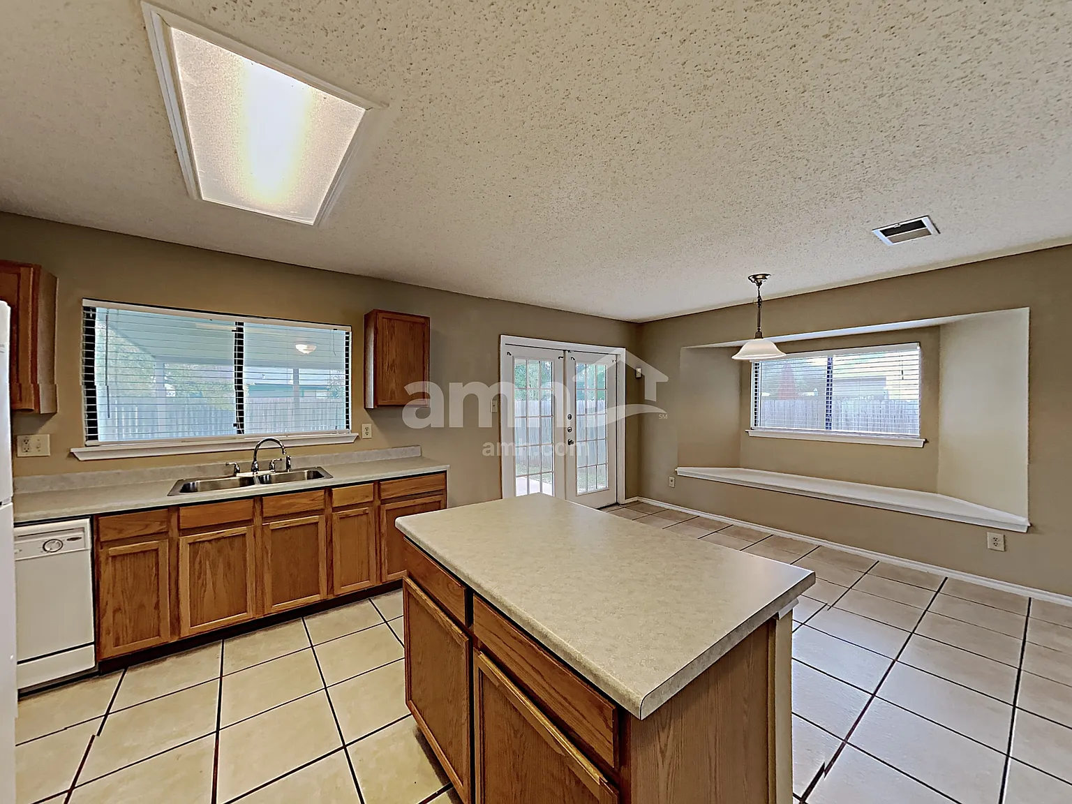 3 bed, 2.0 bath, 1520 sqft, $1,720 — Photo 4