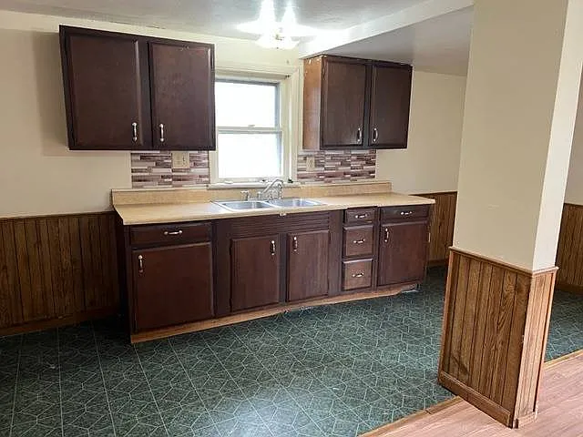 3 bed, 1.0 bath, $695 — Photo 2