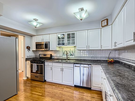 4th image of 15945 Blackwater Ct